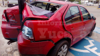 Intentó salir en reversa y destrozó su vehículo