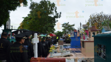 Bajo lluvia despiden a policía asesinado (Video)
