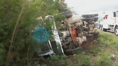 Vuelca camión en la Mérida-Campeche
