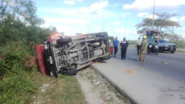 Dos lesionados en aparatosa volcadura en el Periférico de Mérida