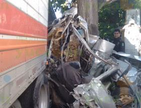 “Pestañeo” de trailero deja miles de pesos en pérdidas materiales