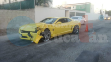 Por volarse un alto, destroza su Camaro