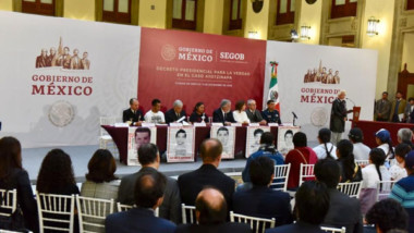 AMLO firma decreto para la comisión de la verdad del caso Ayotzinapa; no habrá impunidad, asegura