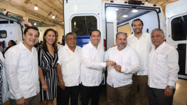Progreso, Ticul, Tizimín, Peto Tekax y Mérida reciben ambulancias y equipo médico