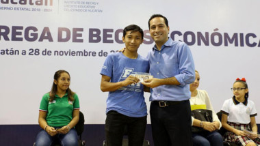 Pagan becas a 26 mil estudiantes yucatecos