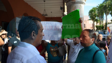 Vecinos del Roble Agrícola protestan en Palacio de Gobierno y el Ayuntamiento