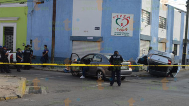 Vuelca Uber en el Centro