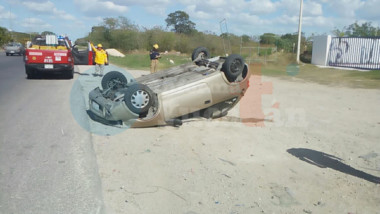 Joven pierde el control en una curva y vuelca
