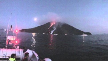 Junto al Etna, otro volcán despierta en Italia