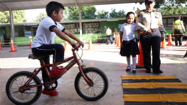 Enseñan a niños sobre cómo evitar accidentes viales