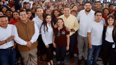 Renán Barrera ofrece a universitarios trabajar comprometidos con su ciudad