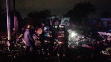 Rescatan a tres niños en explosión de bodega clandestina de pirotecnia