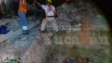 Rescatan a vecino de Oxcum que cayó al sumidero de su casa