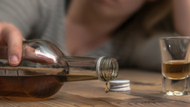 Consumo excesivo de alcohol aumenta riesgos de enfermedad cardiovascular