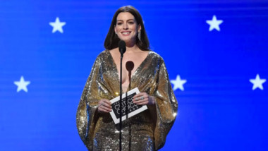 Anne Hathaway ‘se roba los reflectores’ con su outfit de los 70 en la alfombra de los Critic’s Choice Awards