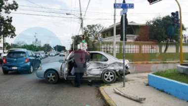 Camionero se vuela el alto y provoca aparatoso choque