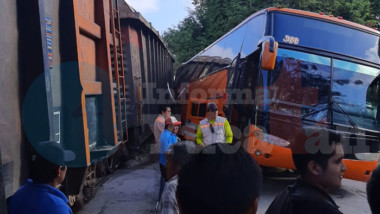 Choca tren contra camión en Umán