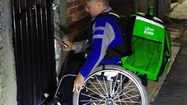 A Dany nada lo detiene… reparte comida en silla de ruedas
