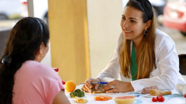 Presidenta del DIF se convierte en nutrióloga de los meridanos