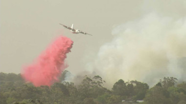 Australia combate nuevos incendios; humo cubre la capital