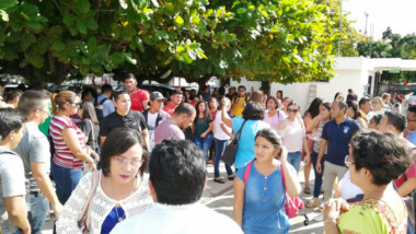 Docentes exigen su base magisterial