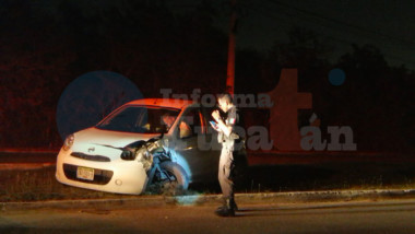 Dormita y termina en el camellón en Ciudad Caucel