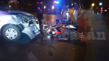 Se lleva de ‘corbata’ a un motociclista