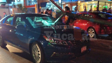 Guiador ebrio derriba poste el cual cayó encima de otro auto