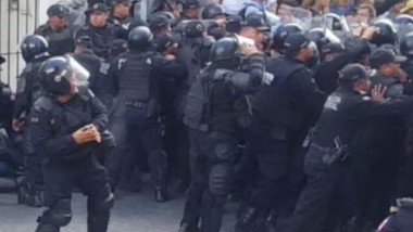 Suspenden a policía que aventó gas lacrimógeno a manifestantes