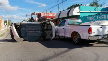 Por “pasarse el alto” provoca volcadura en el Centro
