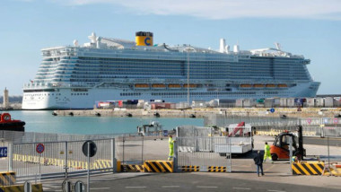 Por temor al coronavirus, retienen a miles de pasajeros en un barco italiano