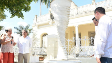 Rosario Guillermo dona obra escultórica a Mérida