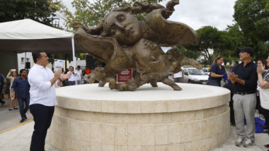 Donan escultura a Mérida