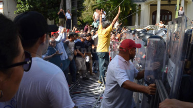 #Video: Tres detenidos durante protesta contra Vila