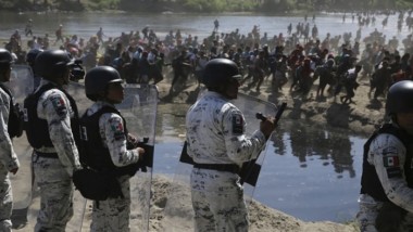 Migrantes atacan a Guardia Nacional y cruzan río Suchiate