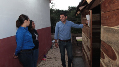 Alcalde de Tekax supervisa avance de obras en Becanchén