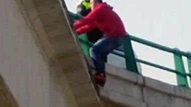 Amenaza con suicidarse tras confesar que mató a jovencita