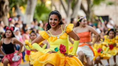 Desfile infantil llena de color y ternura
