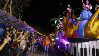 Paty López, Lorena Herrera y Polo Morín en el Carnaval de Mérida