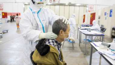 Van mil 886 muertos por coronavirus en China