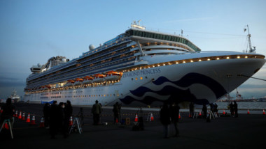 Confirman 65 nuevos casos de coronavirus en crucero atracado en Japón; suman 135 infectados