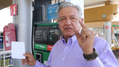 AMLO presume que su gobierno bajó los precios de la gasolina