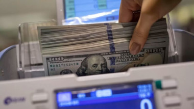 Dólar cierra por primera vez arriba de 25 pesos en bancos