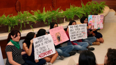 Alumnas se manifiestan en evento del Día Internacional de la Mujer de la UADY