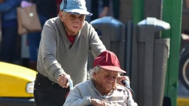 Anuncia AMLO que adelantarán 4 meses de pago a pensión de adultos mayores