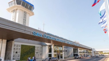 El Salvador cierra su aeropuerto por “culpa” de México