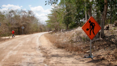 Inician trabajos de conservación de la carretera Pencuyut-Tekax