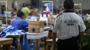 Elaboran cubrebocas desde el Cereso de Mérida