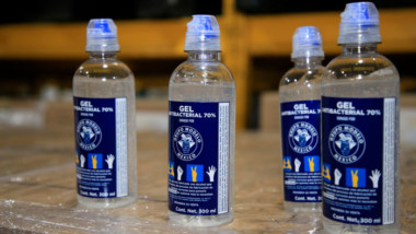 Grupo Modelo entrega 300 mil botellas de gel antibacterial al IMSS