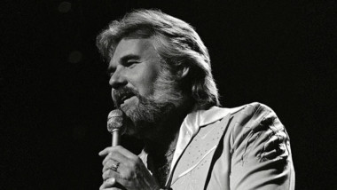 Murió Kenny Rogers, estrella de la música country